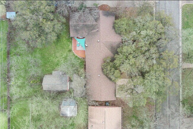 Building Photo - Charming Oak-Shaded Retreat in Woodway’s Coveted Bird Streets with Versatile Living Spaces & Work...