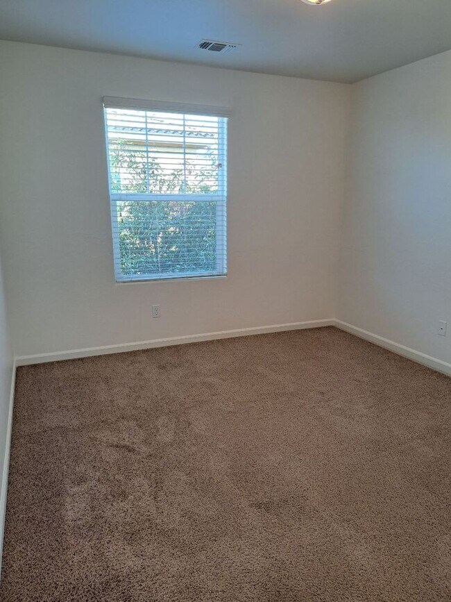 Building Photo - 1504 N Vanguard Way