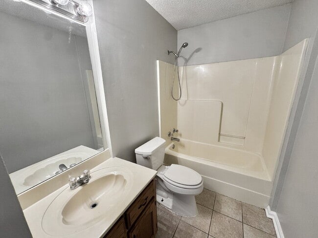 Building Photo - 6416 Valley Oak Dr