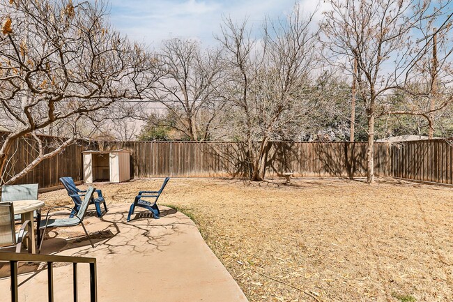 Building Photo - Cute midcentury modern home in central Lub...