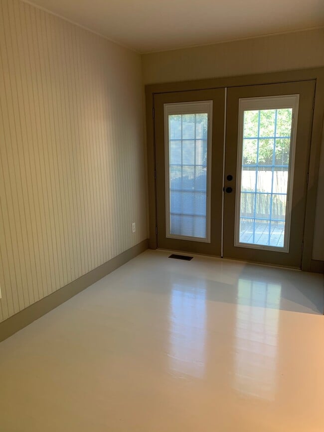 Building Photo - 2BR, 2.5 Ba End unit townhouse in Pikes Place
