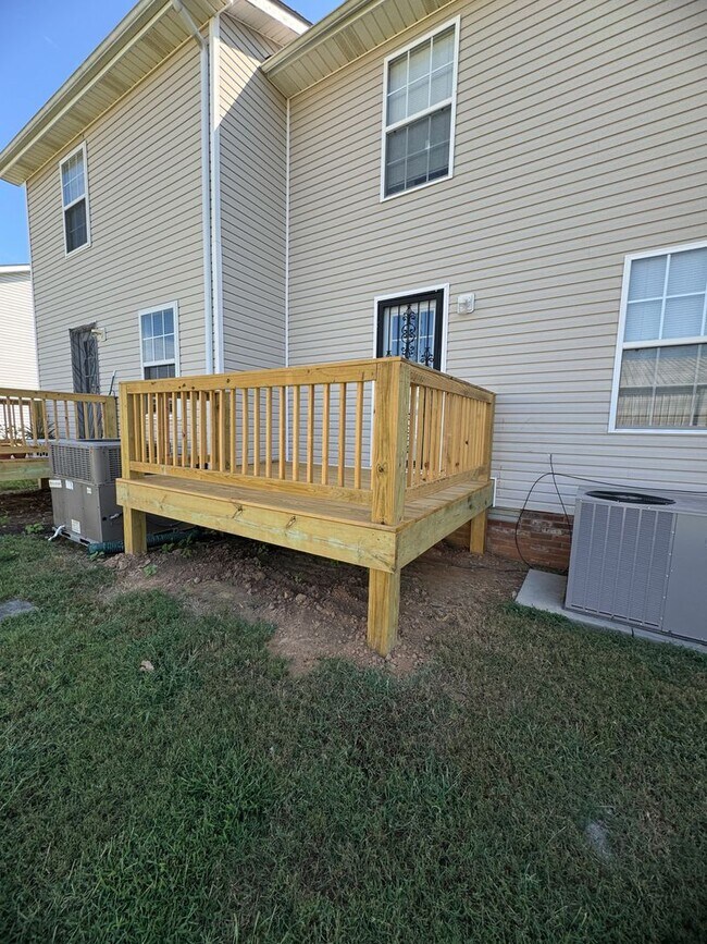 Building Photo - 205 Tree Line Dr