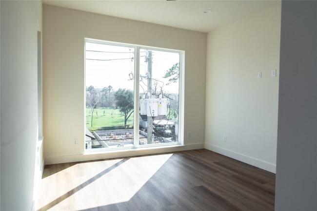 Building Photo - 5614 Larkin St