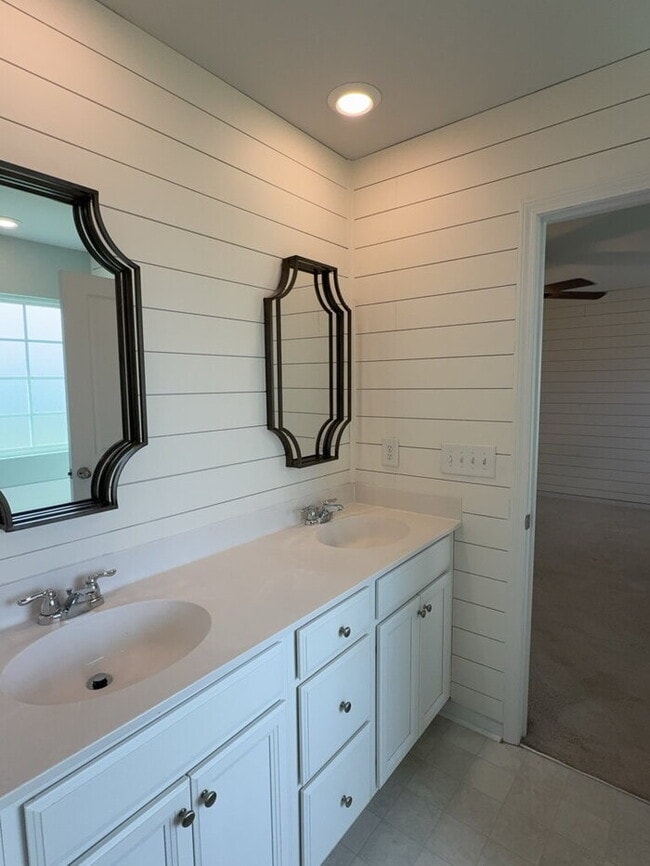 Building Photo - 838 Redbud Ln