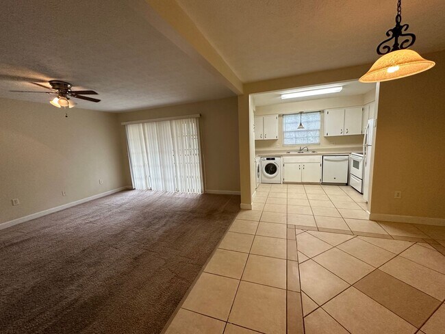 Building Photo - Spacious 3Bed/2Bath Condo in Colonial Point!