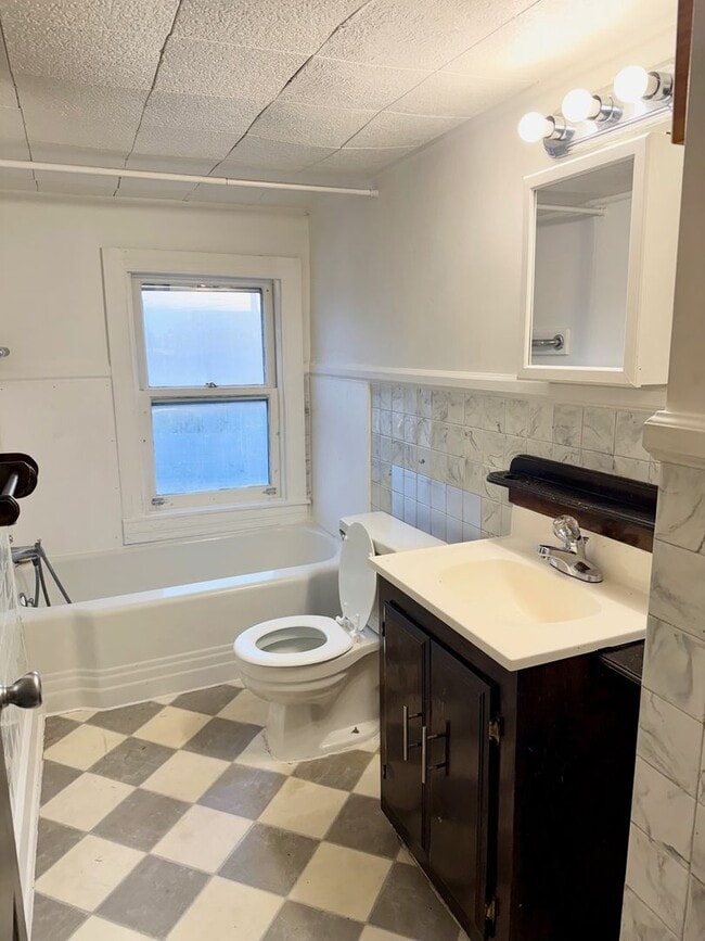 Building Photo - Cozy 2–3 Bedroom, 1 Bath Home with Garage & Sunroom