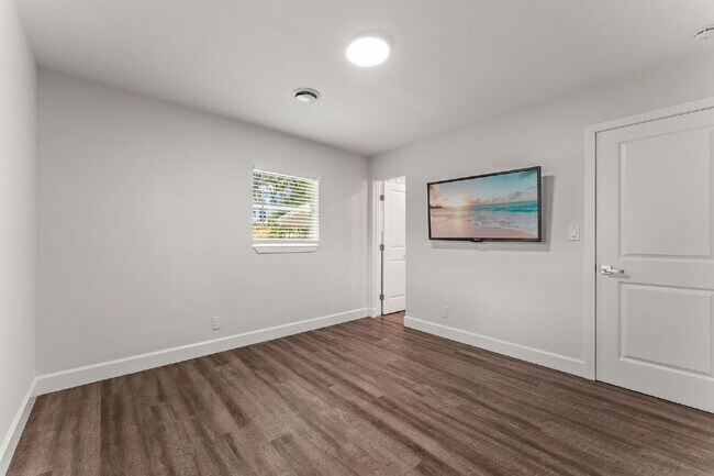 Building Photo - Charming 4-Bed with 2 Full Baths and Large...