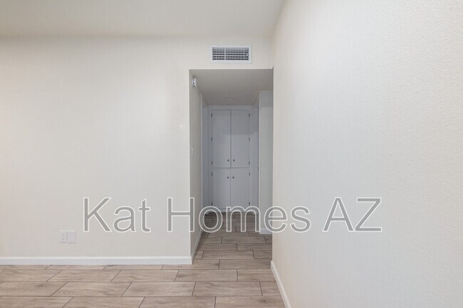 Building Photo - 5107 N 28th Dr