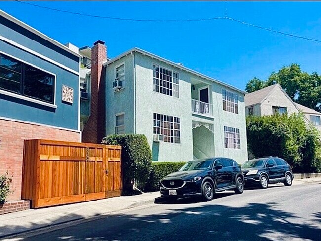 Building Photo - 941 Robinson St