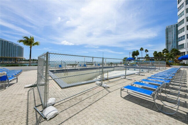 Building Photo - 801 Brickell Bay Dr