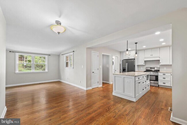 Building Photo - 2722 Woodley Pl