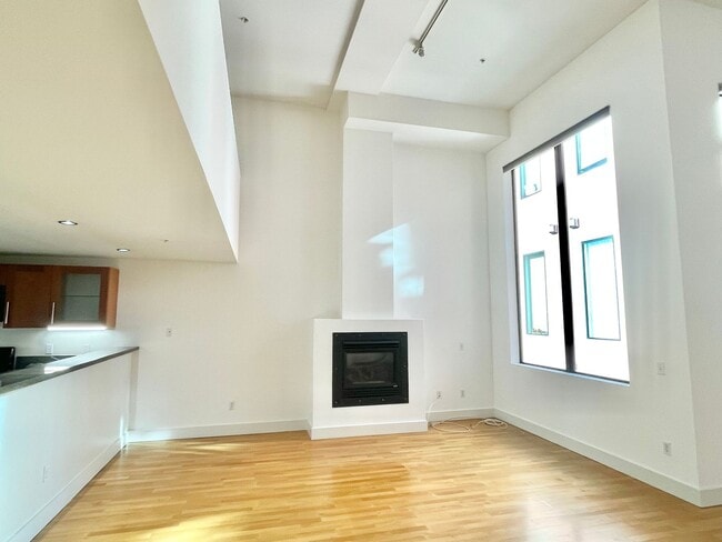 Building Photo - 1BR/2BA Spacious and Modern 2-Level Loft! ...