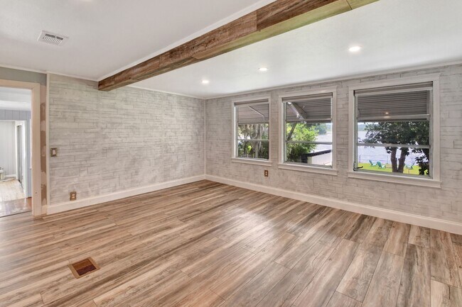 Building Photo - Bluelake Unit 3