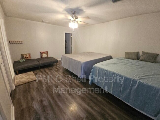 Building Photo - 4625 Tree Line Dr