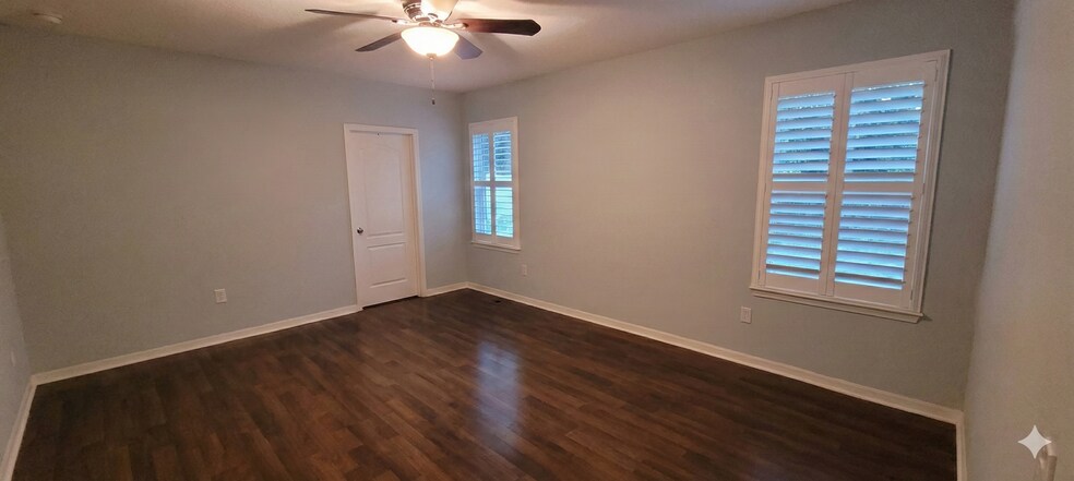 Building Photo - 910 Fallbrooke Ave