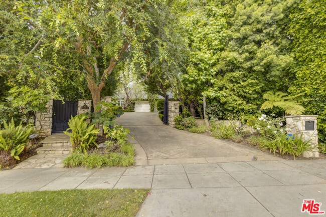 Building Photo - 821 Whittier Dr