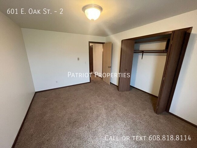 Building Photo - 601 E Oak St