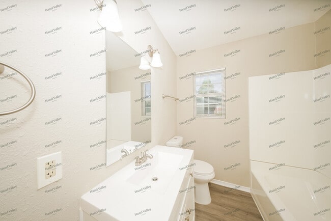 Building Photo - 1020 S Holly Dr