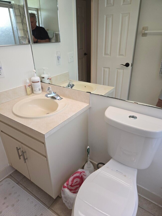 Building Photo - 1145 Country Club Dr