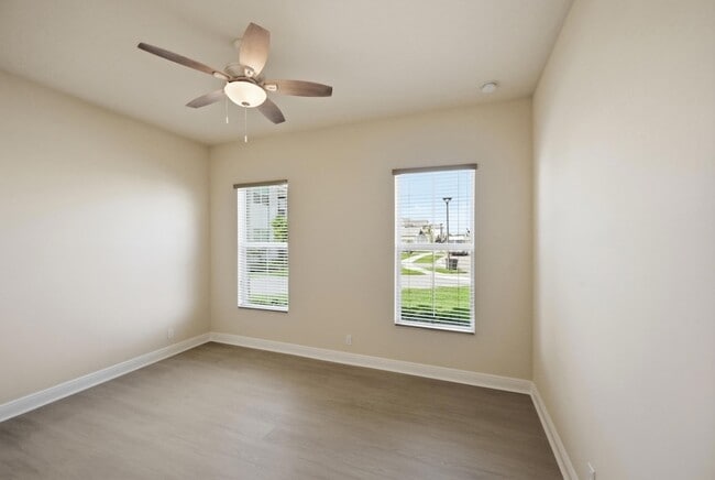 Building Photo - 9334 Crestview Cir