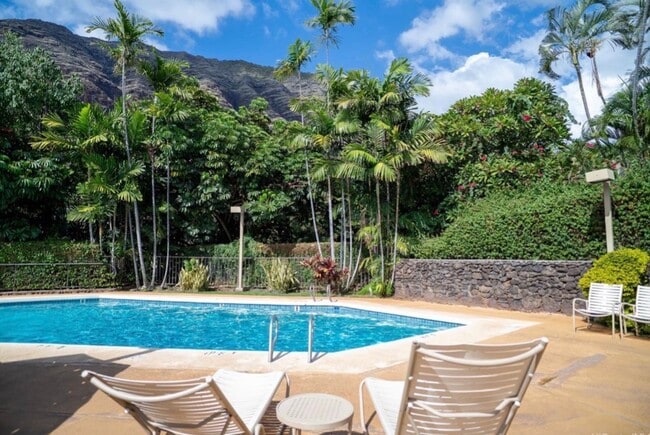 Building Photo - Island Style Living at Its Best! 2/1/1 in Makaha