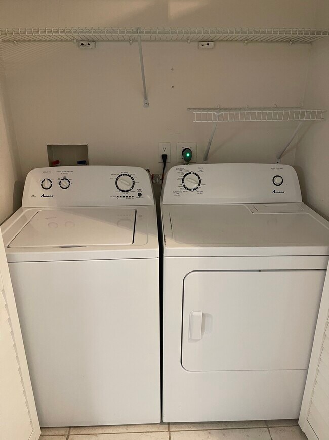 Building Photo - 8043 SE Highpoint Way