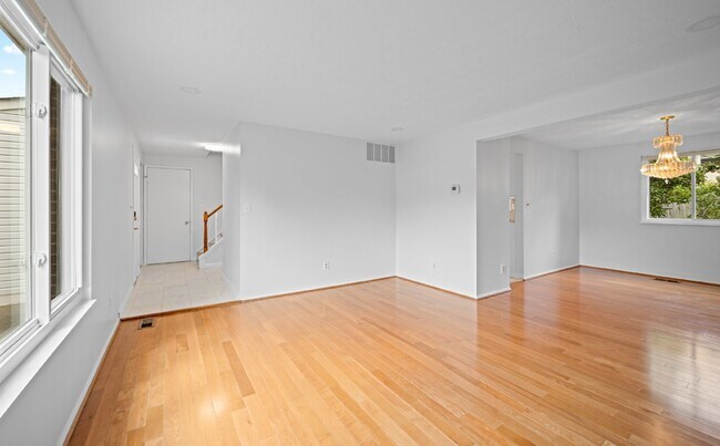 Building Photo - Discover Your Dream Home: Modern Comfort M...