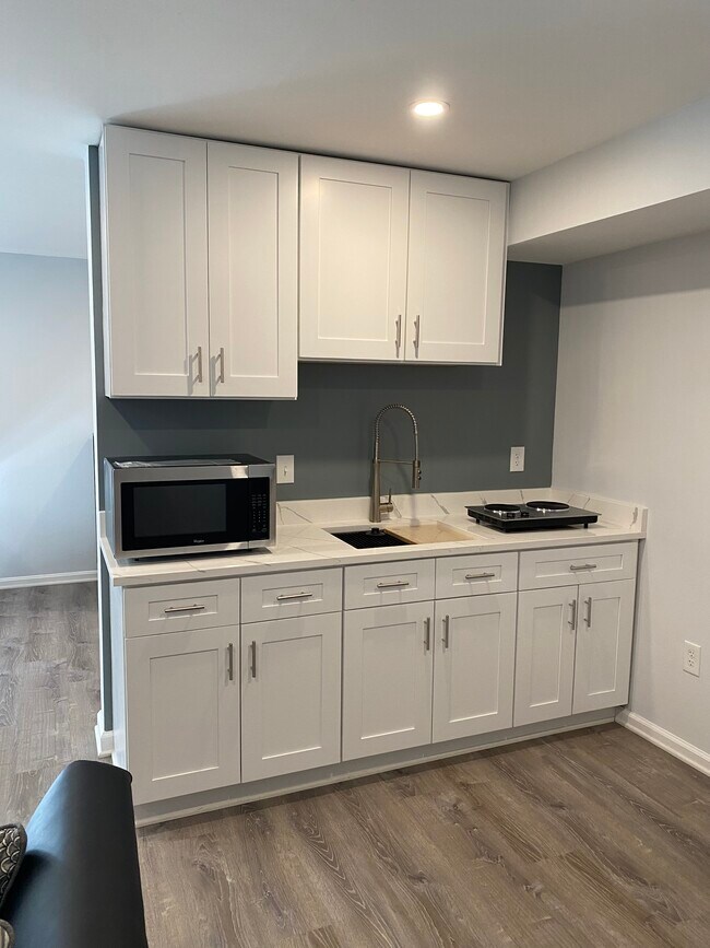 Building Photo - 1009 N Van Dorn St