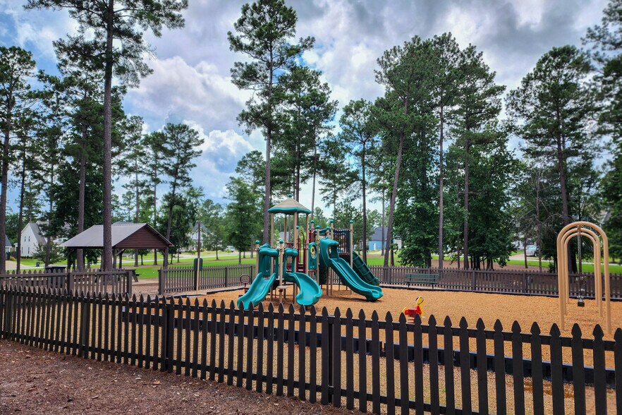 Building Photo - 2036 Warbler Dr