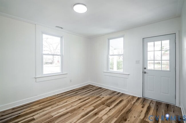 Building Photo - 1609 Buren St