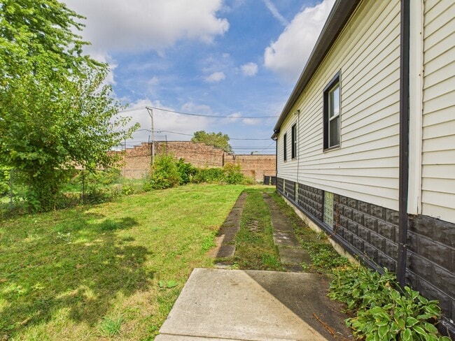 Building Photo - 8535 S Givins Ct