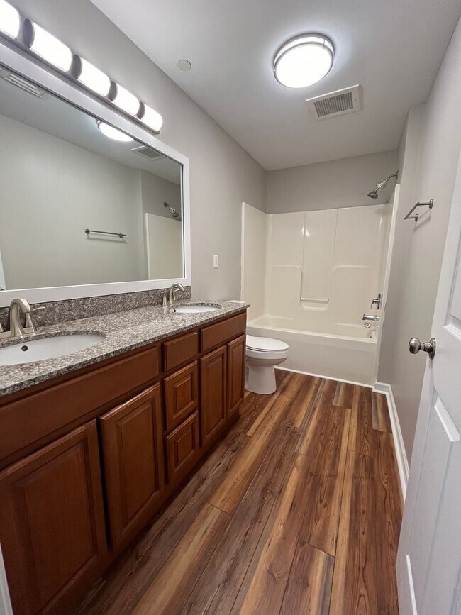 Building Photo - 3-bedroom, 2-bath Condo near ETSU, $1900 p...