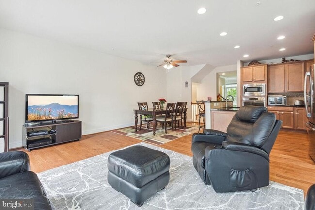 Building Photo - 124 Liriope Place