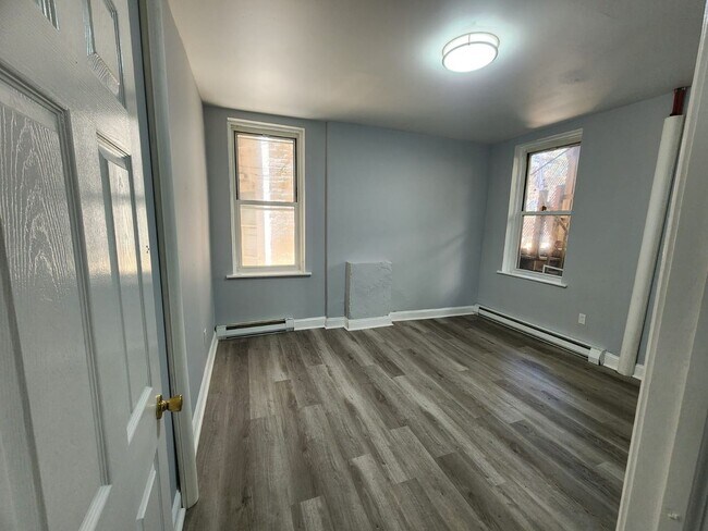 Building Photo - 123 Elm St