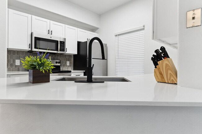 Building Photo - 875 W Pecos Rd