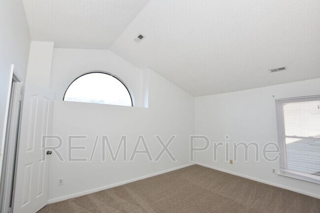 Building Photo - 525 E Lake Cir