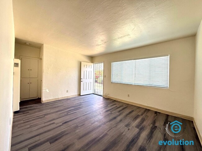 Building Photo - 10323 Park Ave