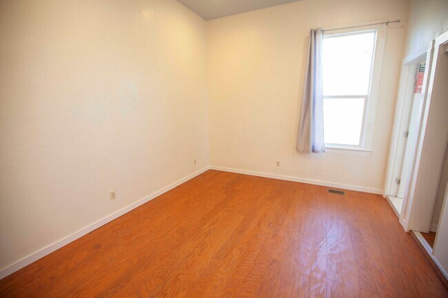 Building Photo - Charming Oceanveiw Renovated Single-Family...