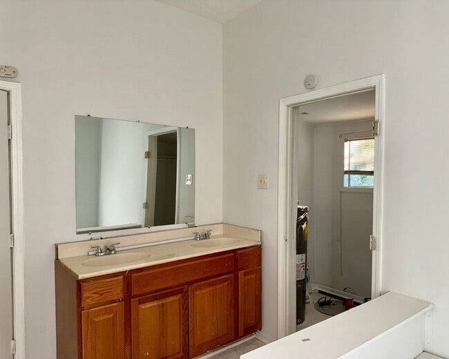 Building Photo - Complete New Central Hvac in this 2 Bed/1 Bath Historic Home!