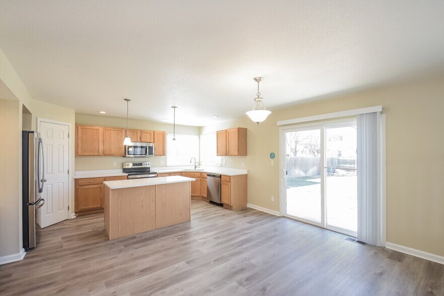 Building Photo - 11821 Elm Dr