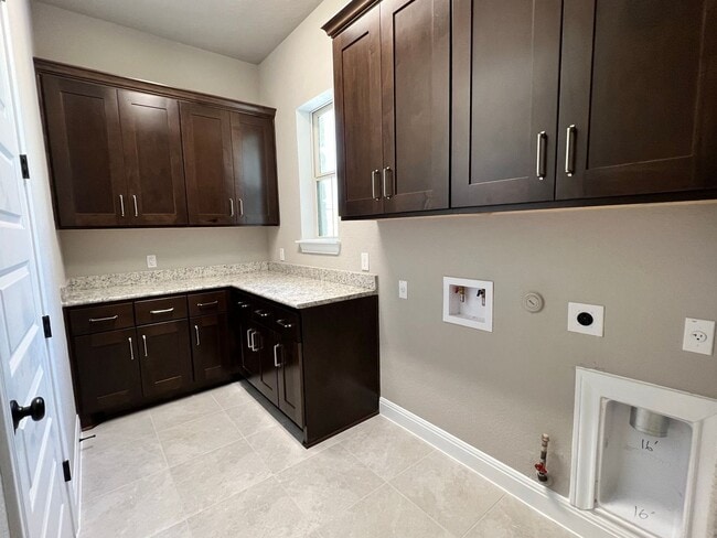 Building Photo - Georgeous 5-Bedroom in the Three Points Community