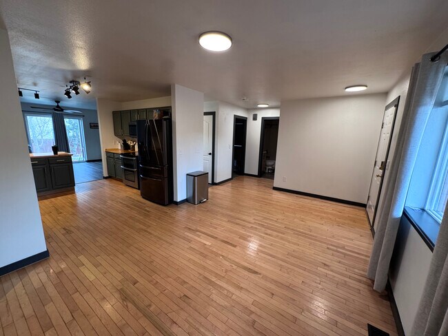 Building Photo - 705 Green Tree Dr