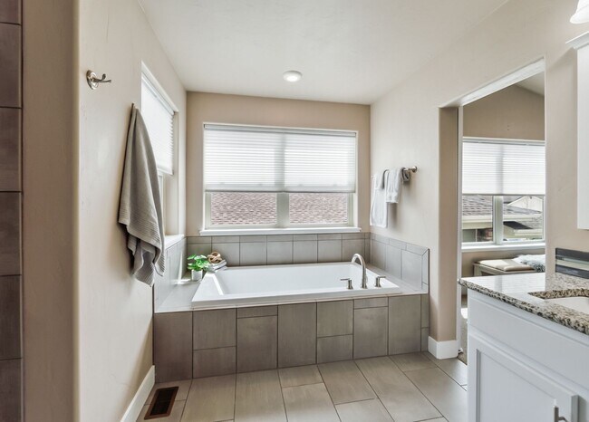 Building Photo - D20 4 Bed Home in The Farm