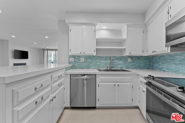 Building Photo - 809 S Bundy Dr
