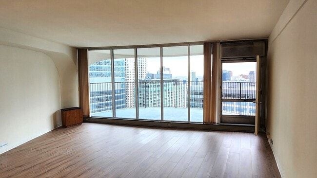 Building Photo - 300 N State St