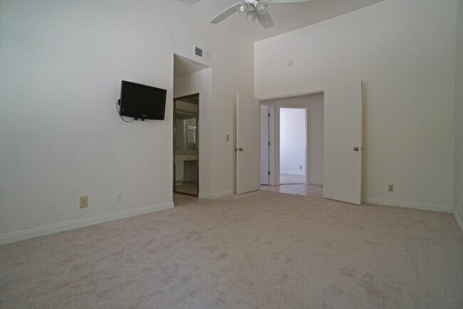 Building Photo - beautiful 3-bedroom, 2-bathroom single-story home in Roseville!