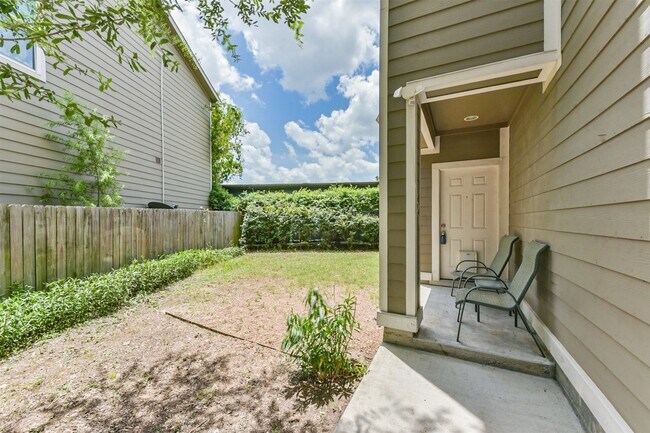 Building Photo - 242 Lenox St