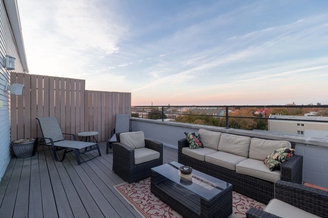 Building Photo - 1452 W Fullerton Ave