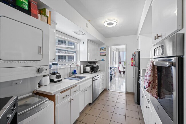 Building Photo - 4925 Collins Ave