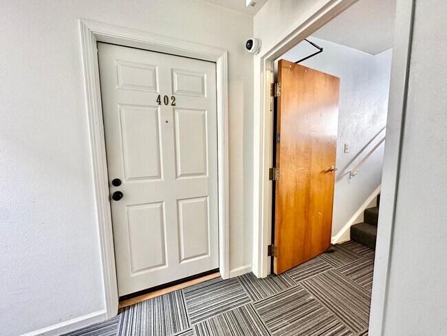 Building Photo - Epic REA: Bright Top Floor Corner Studio w...